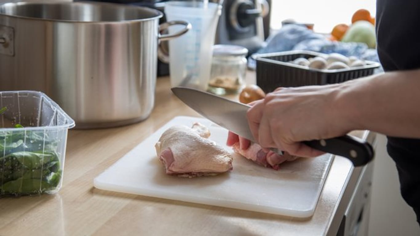 Bei der Zubereitung von Fleisch ist eine gründliche Küchenhygiene wichtig - Schneidebretter aus Plastik bieten den Vorteil, dass sie sich in der Geschirrspülmaschine reinigen lassen.