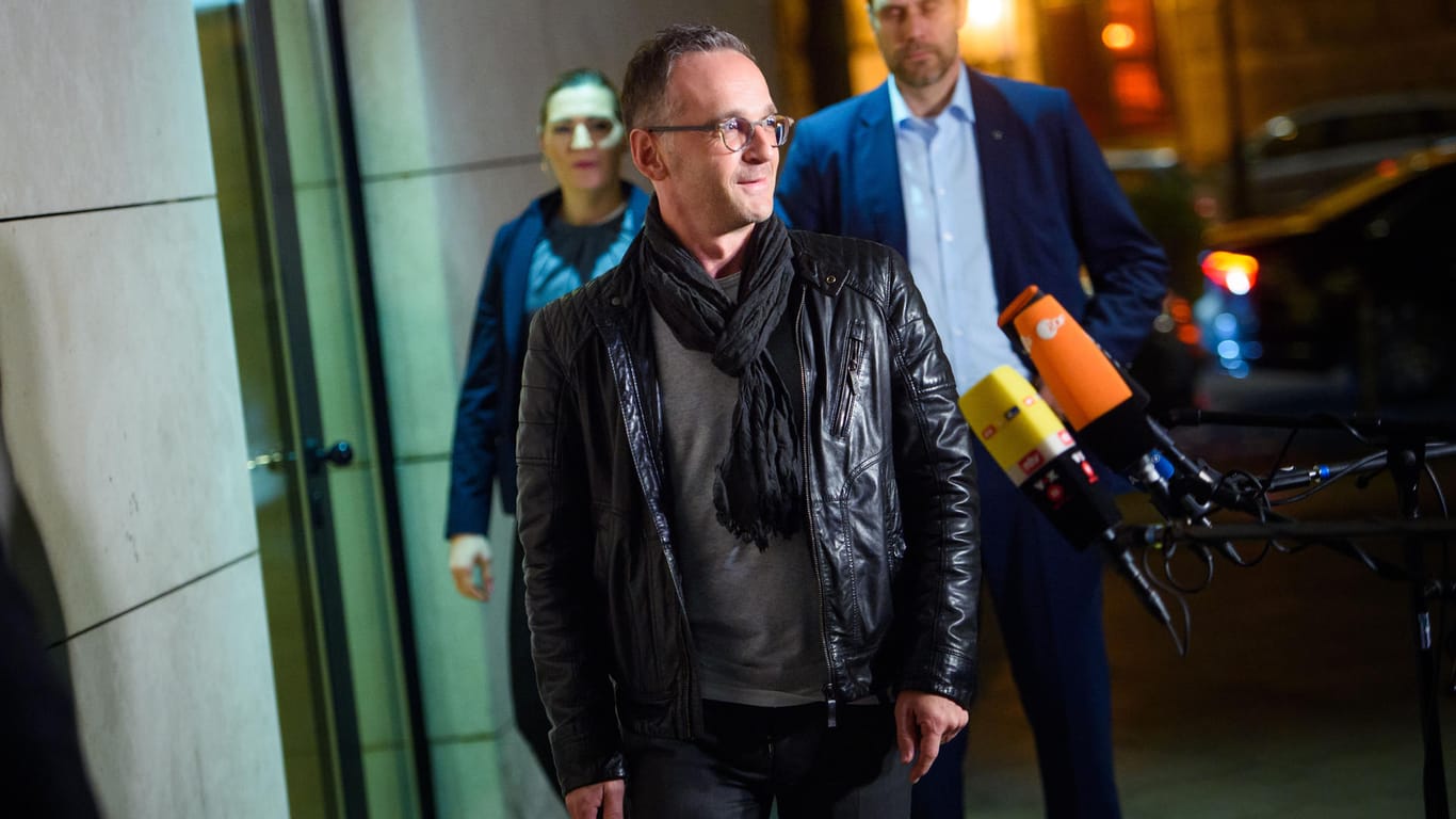 SPD-Klausurtagung: Außenminister Heiko Maas tritt in Lederjacke vor die Presse.