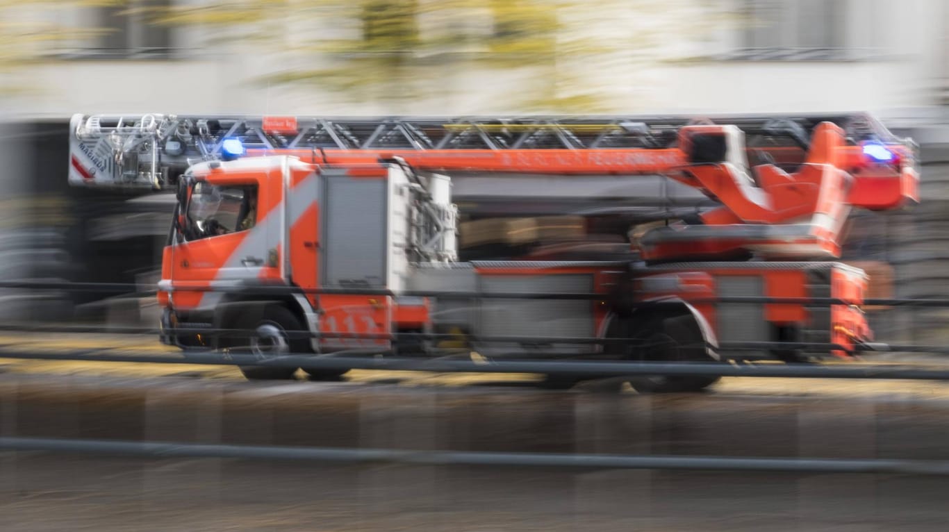 Ein Wagen der Feuerwehr (Symbolbild): Weil das Gelände schwierig zu befahren war, konnte die Feuerwehr kein schweres Gerät einsetzen – das gestaltete die Rettung schwierig.