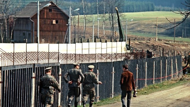 Ostzonale Truppeneinheiten in dem von der innerdeutschen Grenze geteilten fränkischen Ort Mödlareuth. Ostzonale Truppeneinheiten in dem von der innerdeutschen Grenze geteilten fränkischen Ort Mödlareuth.
