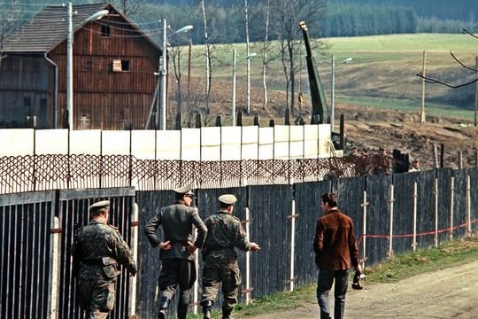 Ostzonale Truppeneinheiten in dem von der innerdeutschen Grenze geteilten fränkischen Ort Mödlareuth.