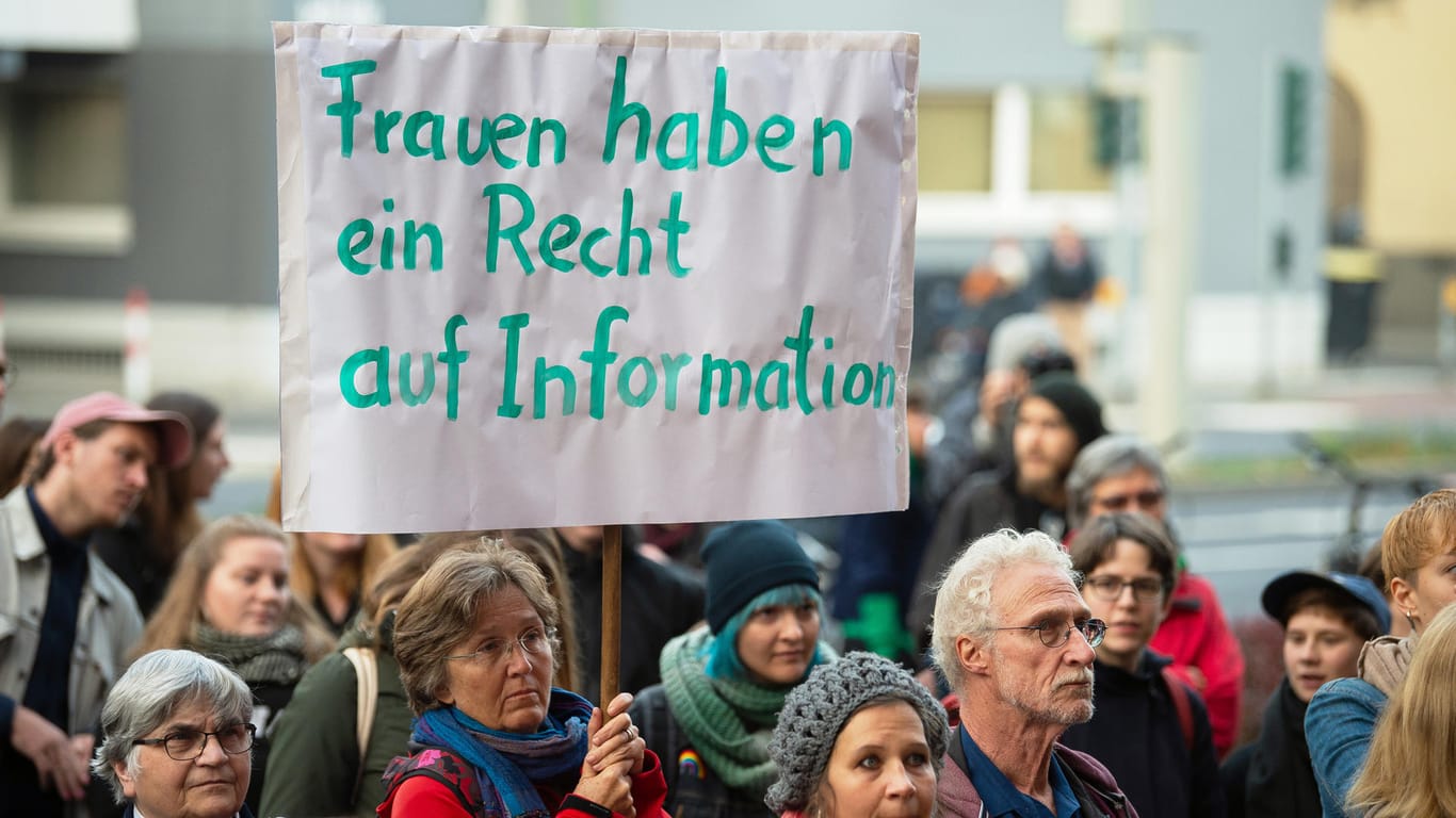 Ein Protest gegen den Paragrafen 219a: Seit eine Gynäkologin wegen Verstoßes gegen das Werbeverbot zu einer Geldstrafe verurteilt wurde, ist die Regelung umstrittener denn je. (Archivbild)