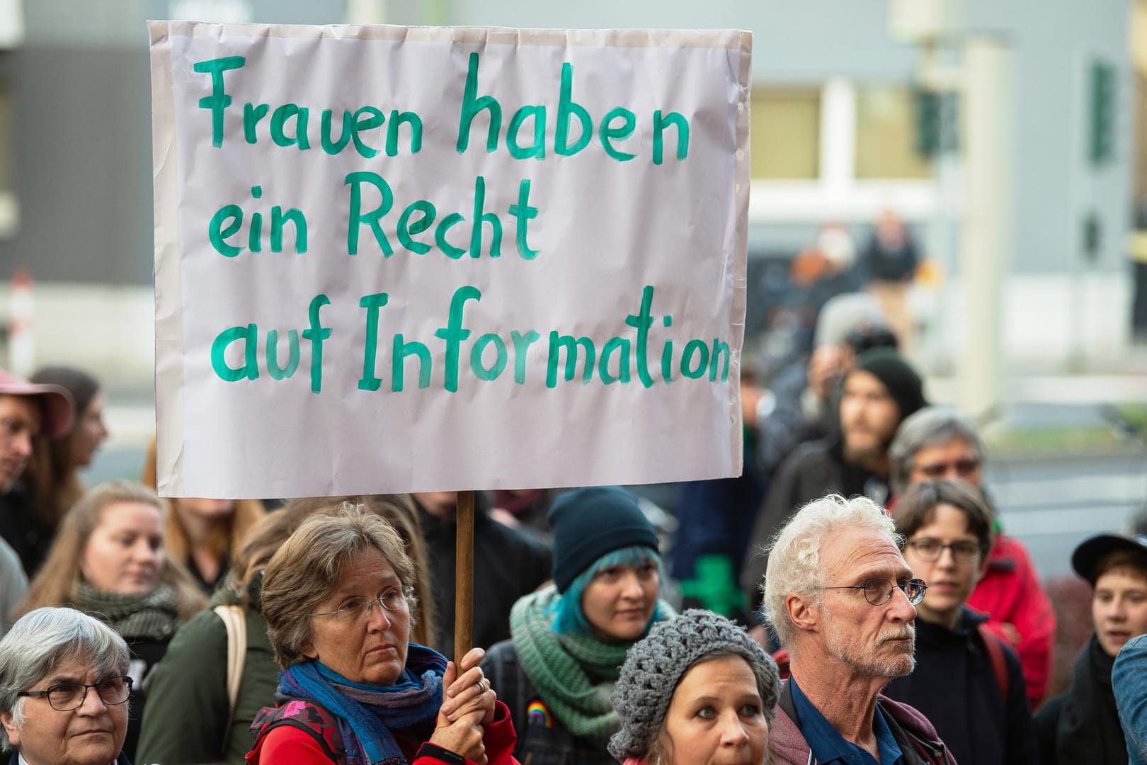 Ein Protest gegen den Paragrafen 219a: Seit eine Gynäkologin wegen Verstoßes gegen das Werbeverbot zu einer Geldstrafe verurteilt wurde, ist die Regelung umstrittener denn je. (Archivbild)
