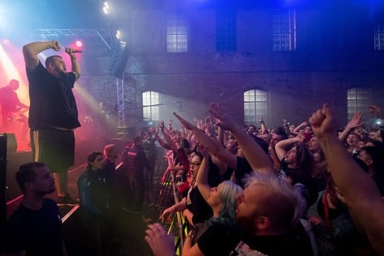 Die Band Feine Sahne Fischfilet mit Frontmann Jan "Monchi" Gorkow steht in der Alten Brauerei in Dessau auf der Bühne.