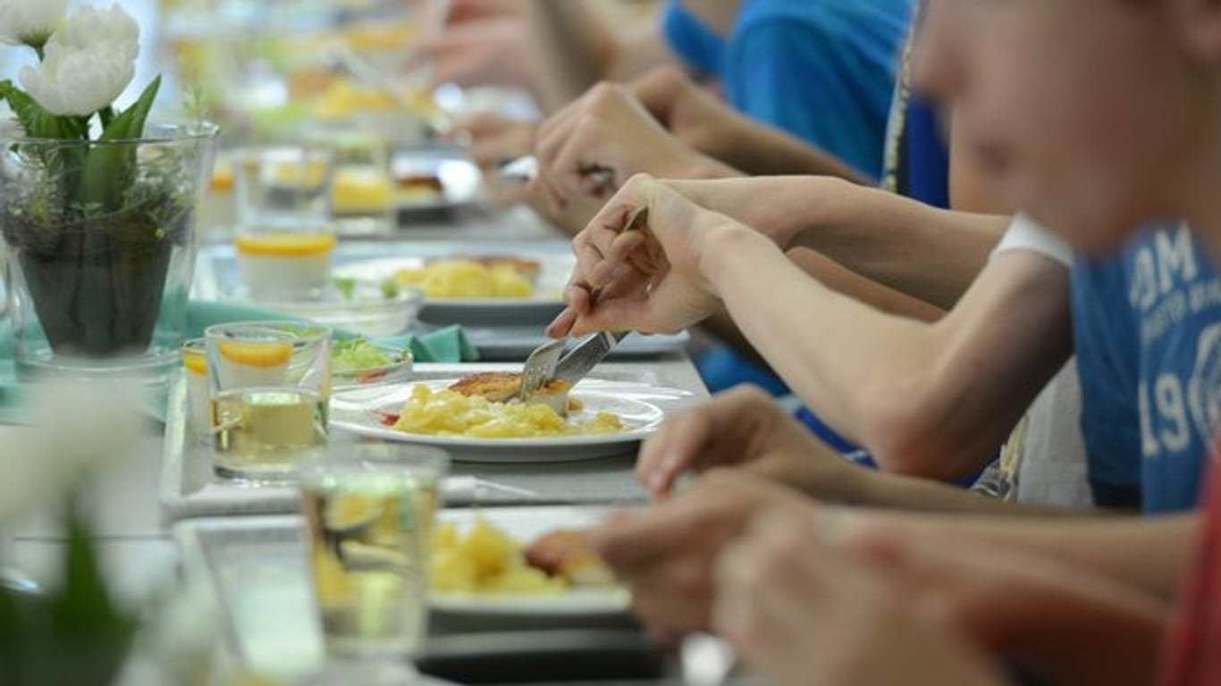 Schüler einer Ganztagsschule essen in der Mensa der Schule.
