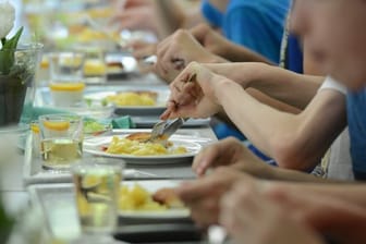Schüler einer Ganztagsschule essen in der Mensa der Schule.