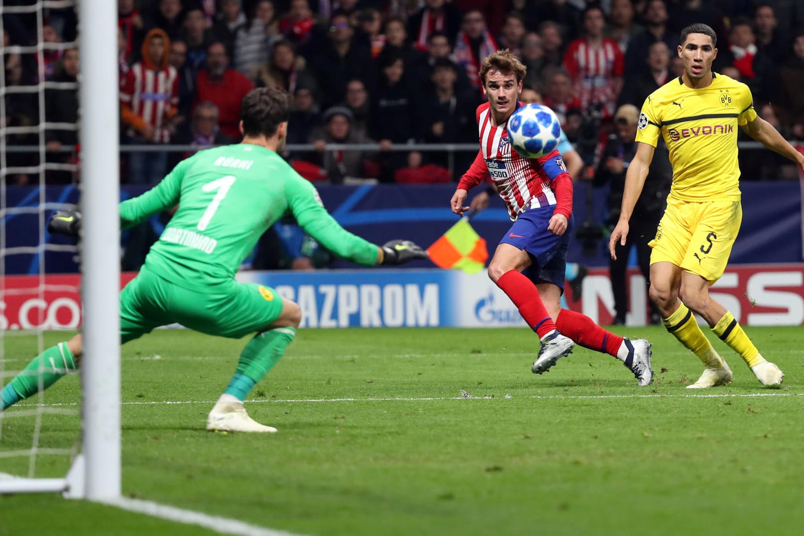Griezmann (M.) gegen die BVB-Abwehr.