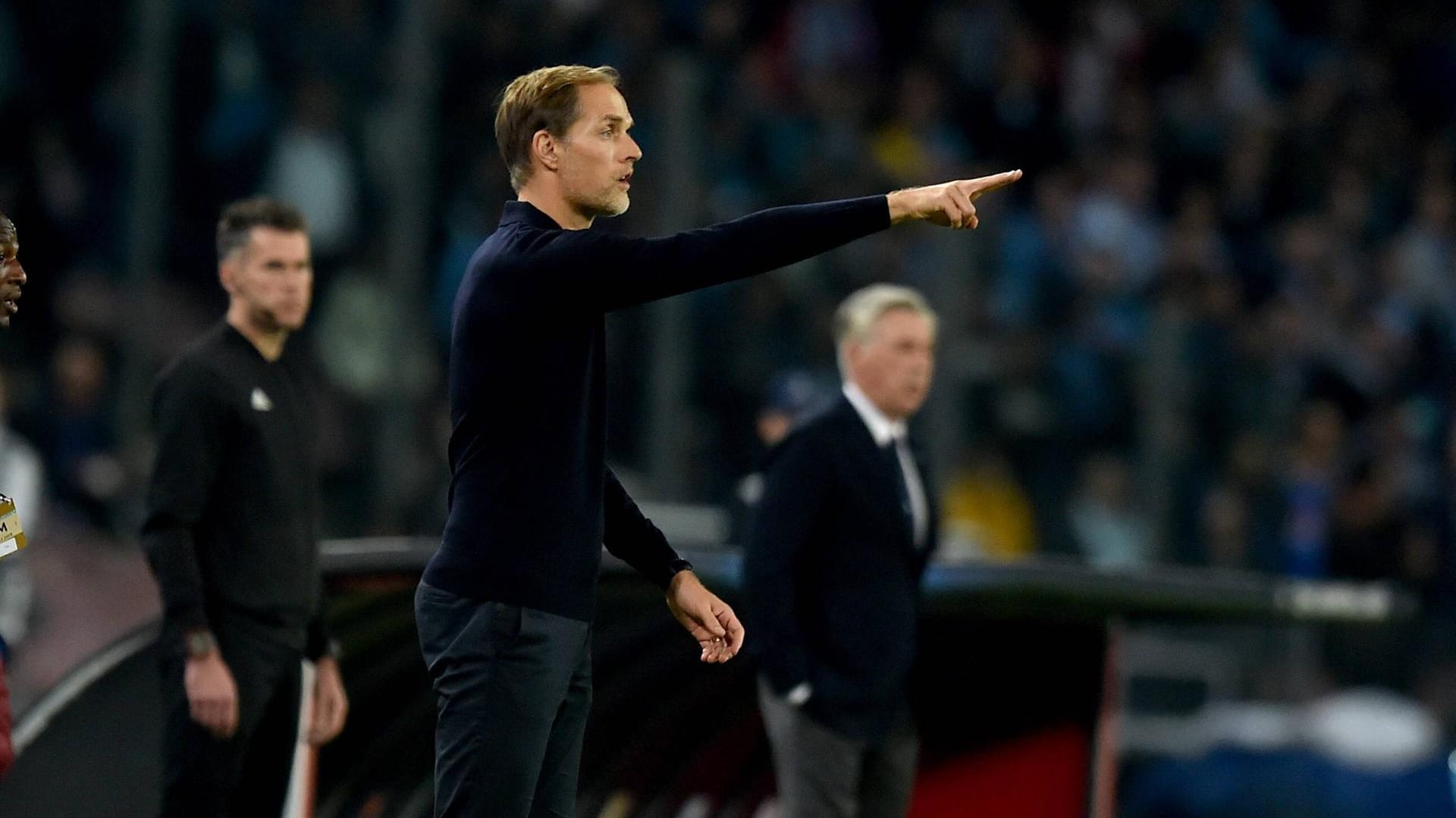 Thomas Tuchel dirigiert seine Mannschaft in Neapel.