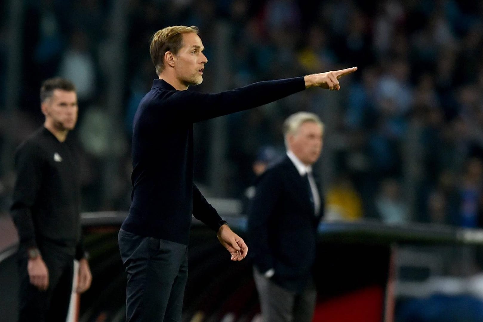 Thomas Tuchel dirigiert seine Mannschaft in Neapel.