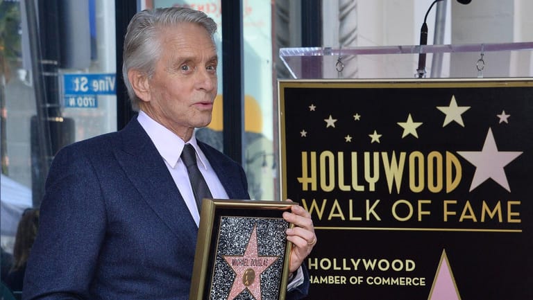Michael Douglas: Nach 50 Jahren im Showgeschäft hat der US-Schauspieler einen Hollywood-Stern auf dem Walk of Fame bekommen.