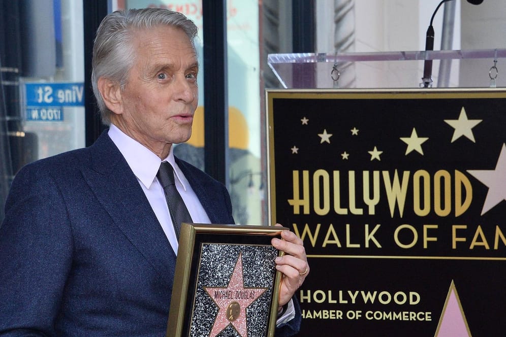 Michael Douglas: Nach 50 Jahren im Showgeschäft hat der US-Schauspieler einen Hollywood-Stern auf dem Walk of Fame bekommen.