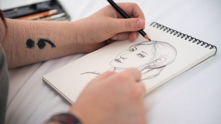 Frauenportrait: Anna Kunze zeichnet. Die Kunst hilft ihr, besser mit ihrer Schizophrenie umzugehen.
