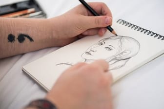 Frauenportrait: Anna Kunze zeichnet. Die Kunst hilft ihr, besser mit ihrer Schizophrenie umzugehen.