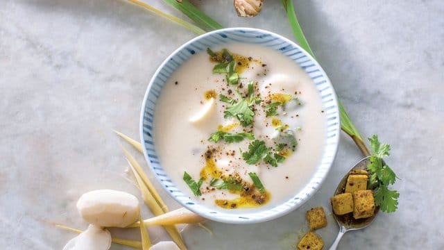 Auch diese Topinambursuppe mit Zitronengras wird mit Kokosmilch angesetzt.