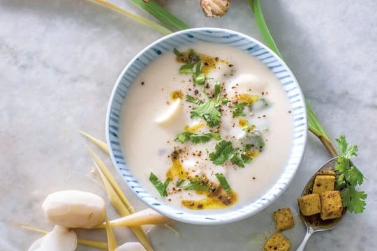 Auch diese Topinambursuppe mit Zitronengras wird mit Kokosmilch angesetzt.