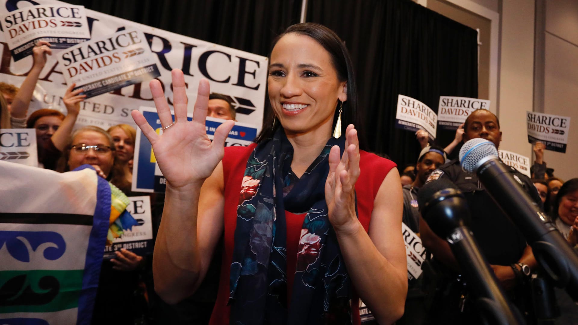 Demokratin Sharice Davids: Sie als eine von zwei ersten Ureinwohnerinnen ins US-Repräsentantenhaus ein.