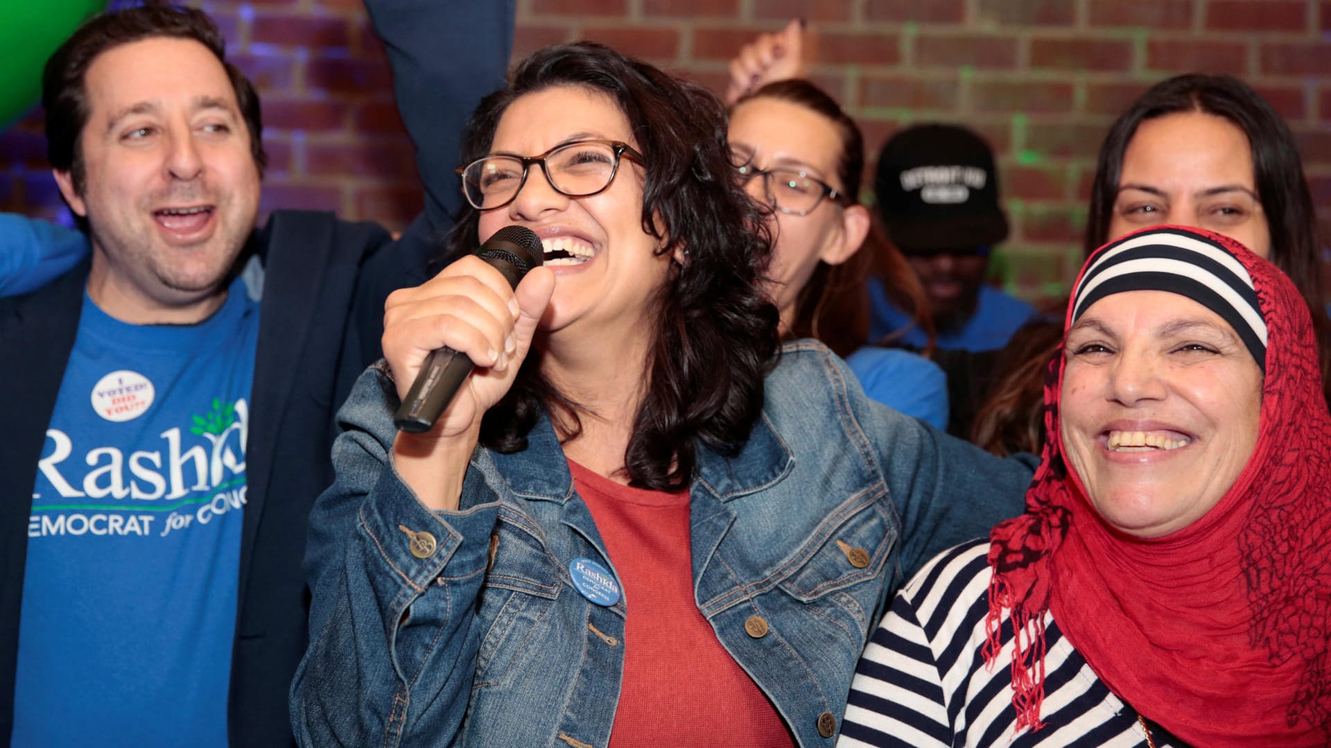 Demokratin Rashida Tlaib: Hier ist sie neben ihrer Mutter (rechts) während der Midterm-Wahlparty in Detroit zu sehen.