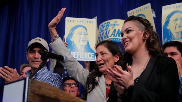 Demokratin Deb Haaland: Die Politikerin steht neben ihrer Tochter auf der Bühne in Albuquerque.