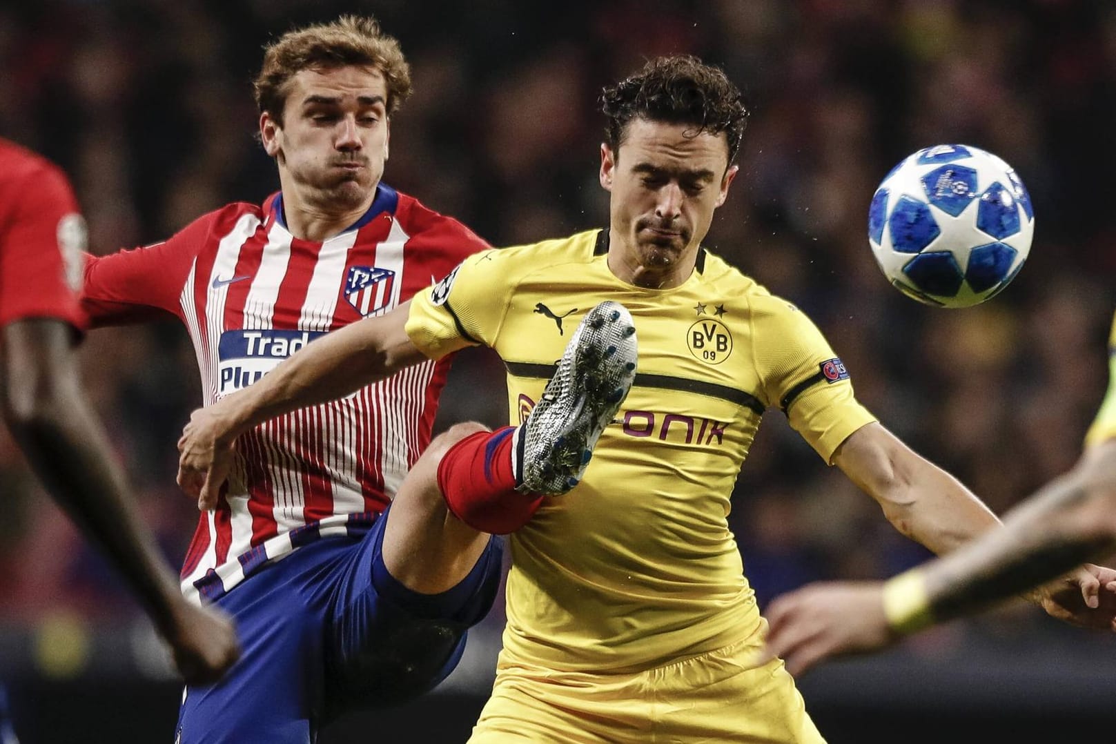 Ständig unter Druck: Atléticos Antoine Griezmann (l.) stört BVB-Profi Thomas Delaney schon bei der Ballannahme.