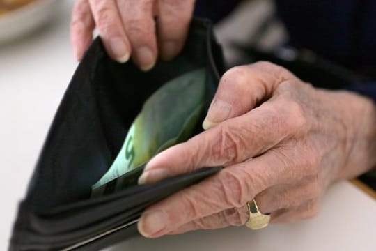 "Die Große Koalition legitimiert ihr Rentenpaket fortwährend mit der Angst, dass die Renten sinken würden - dabei ist das Gegenteil der Fall", sagt Johannes Vogel.