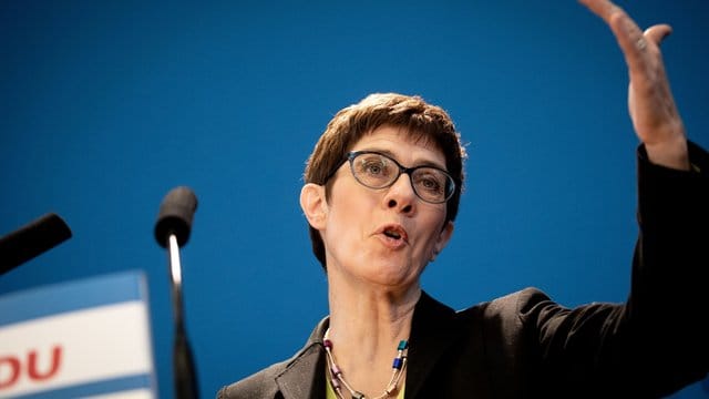 AKK, wie sie in der CDU gerne genannt wird, sendet vor allem Botschaften in die eigene Partei: Sie habe ein Gespür für die CDU, bringe fast 18 Jahre Regierungserfahrung mit. AKK, wie sie in der CDU gerne genannt wird, sendet vor allem Botschaften in die eigene Partei: Sie habe ein Gespür für die CDU, bringe fast 18 Jahre Regierungserfahrung mit.