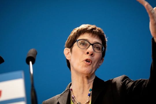 AKK, wie sie in der CDU gerne genannt wird, sendet vor allem Botschaften in die eigene Partei: Sie habe ein Gespür für die CDU, bringe fast 18 Jahre Regierungserfahrung mit.