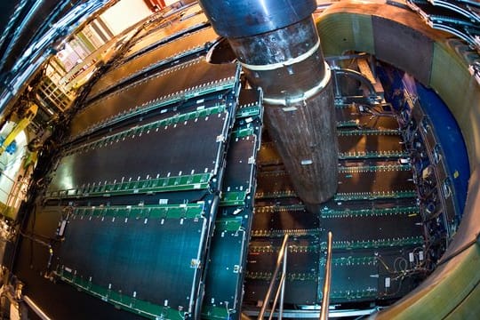 Am weltgrößten Teilchenbeschleuniger bei der Europäischen Organisation für Kernforschung Cern wird das Experiment "Alice" durchgeführt.