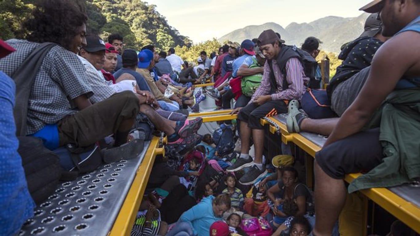 Migranten aus Mittelamerika fahren durch Cordoba in Mexiko.