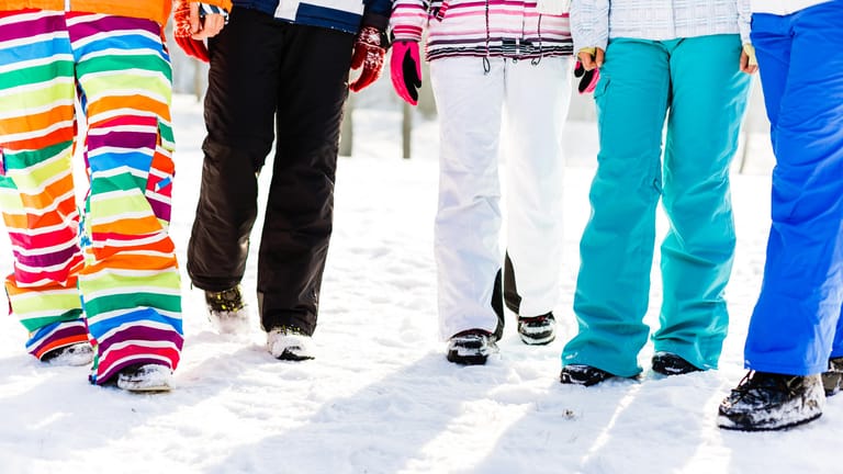 Eine Skihose sollte atmungsaktiv sein und vor Wind, Nässe und Kälte schützen.