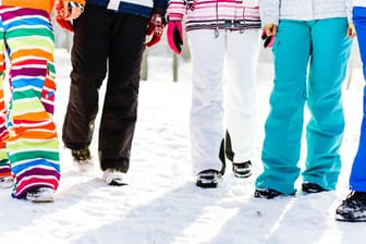 Eine Skihose sollte atmungsaktiv sein und vor Wind, Nässe und Kälte schützen.