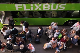 Reisende neben Flixbus: Das Fernbusunternehmen expandiert nun auch an der Ostküste der USA.