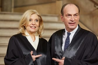 Die Schauspielerin Sabine Postel als Isa von Brede und Herbert Knaup als Markus Gellert in neuen Folgen der Anwaltsserie "Die Kanzlei".