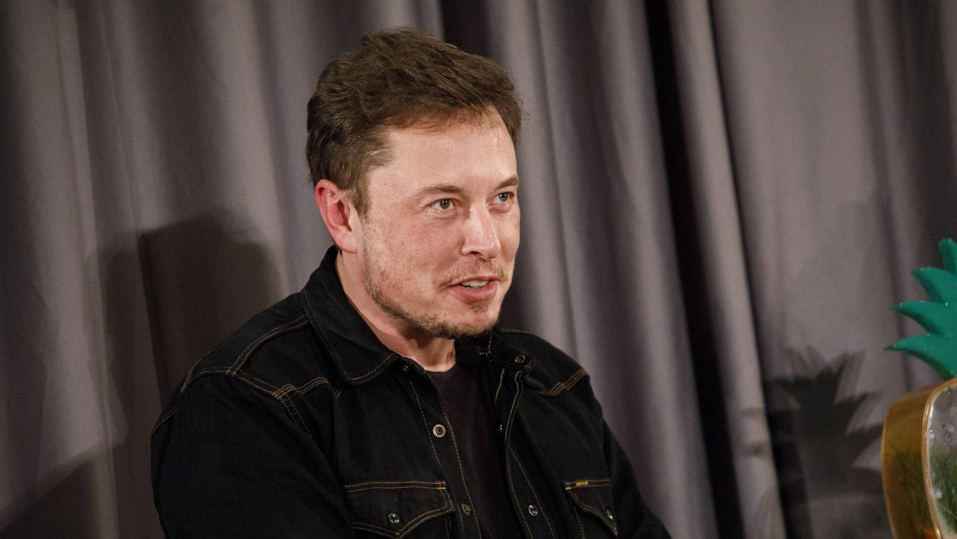 Elon Musk in Los Angeles: Kriminelle missbrauchen den Namen des Unternehmens auf Twitter, um an Bitcoins kommen.