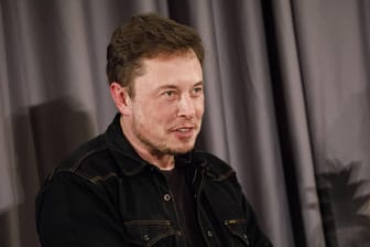 Elon Musk in Los Angeles: Kriminelle missbrauchen den Namen des Unternehmens auf Twitter, um an Bitcoins kommen.