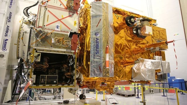 Der Wettersatellit Metop-C wird bei Airbus auf seinen bevorstehenden Start vorbereitet.