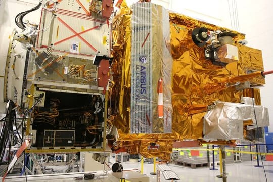 Der Wettersatellit Metop-C wird bei Airbus auf seinen bevorstehenden Start vorbereitet.