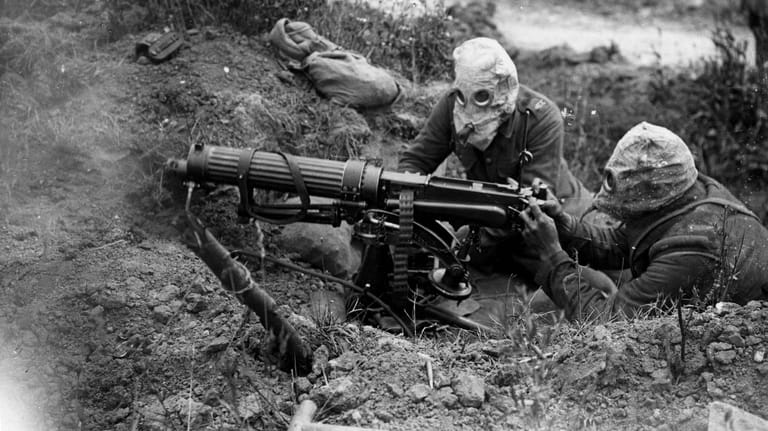 Soldaten während der Schlacht an der Somme 1916: Der massiven Einsatz von Maschinengewehren und chemischen Kampfstoffen kostete im Ersten Weltkrieg unzählige Menschenleben.