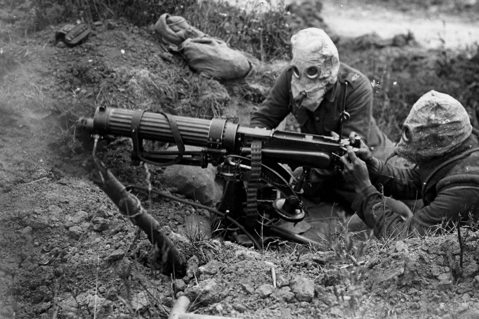 Soldaten während der Schlacht an der Somme 1916: Der massiven Einsatz von Maschinengewehren und chemischen Kampfstoffen kostete im Ersten Weltkrieg unzählige Menschenleben.