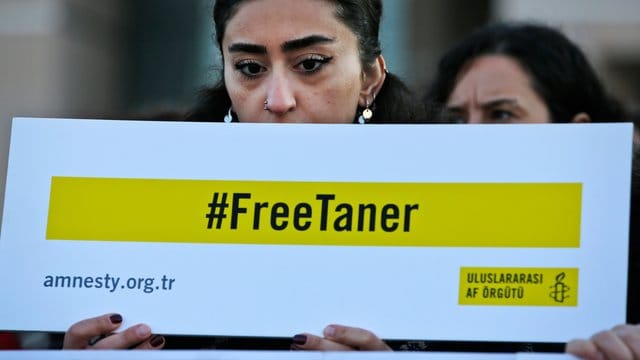 Menschenrechtsaktivisten fordern die Freilassung von Taner Kilic, dem Vorsitzenden von Amnesty International.