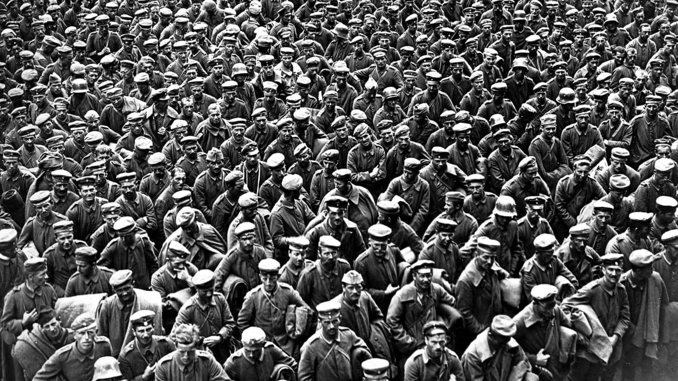 Deutsche Kriegsgefangene 1918: Im letzten Kriegsjahr sahen viele Soldaten keinen sinn mehr in der Fortführung des Kampfes.