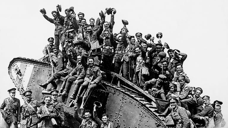 Schlacht von Amiens-Montdidier im August 1918: Kanadische Soldaten feiern ihren Sieg über die Deutschen.