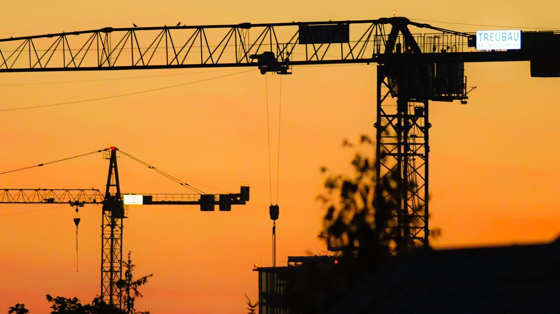 Baukräne: Eine empfohlene Maßnahme der Wirtschaftsweisen ist die Stärkung des sozialen Wohnungsbaus.