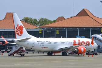 Eine Boeing 737 MAX 8 der Fluggesellschaft Lion Air in Jakarta: Der gleiche Flugzeugtyp der Fluggesellschaft stürzte Ende Oktober kurz nach dem Start in die Javasee vor Jakarta.