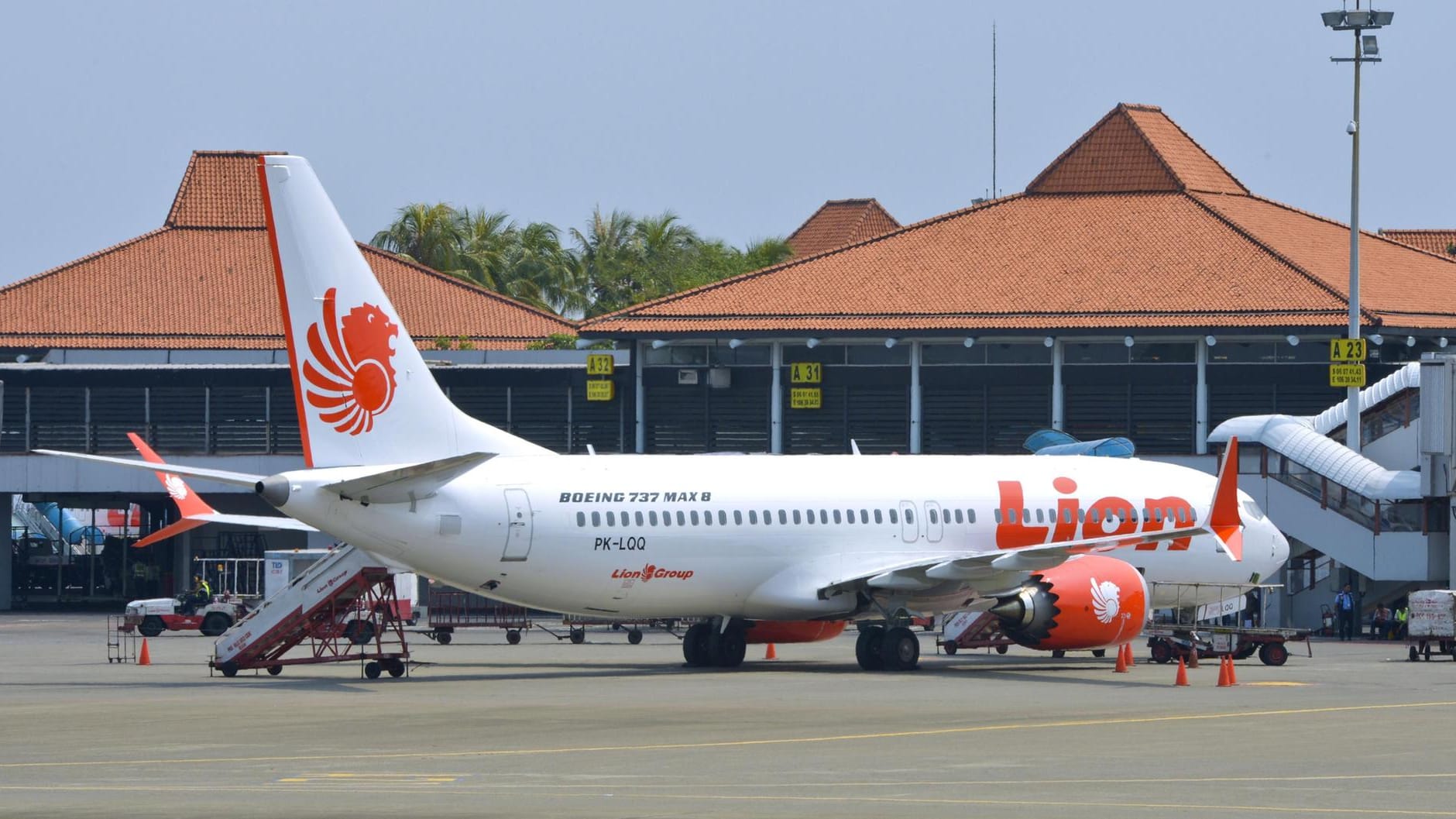 Eine Boeing 737 MAX 8 der Fluggesellschaft Lion Air in Jakarta: Der gleiche Flugzeugtyp der Fluggesellschaft stürzte Ende Oktober kurz nach dem Start in die Javasee vor Jakarta. Eine Boeing 737 MAX 8 der Fluggesellschaft Lion Air in Jakarta: Der gleiche Flugzeugtyp der Fluggesellschaft stürzte Ende Oktober kurz nach dem Start in die Javasee vor Jakarta.