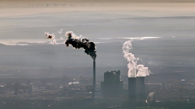 Deutschland hatte sich zum Ziel gesetzt, bis 2020 den CO2-Ausstoß im Vergleich zu 1990 um 40 Prozent zu reduzieren. Deutschland hatte sich zum Ziel gesetzt, bis 2020 den CO2-Ausstoß im Vergleich zu 1990 um 40 Prozent zu reduzieren.