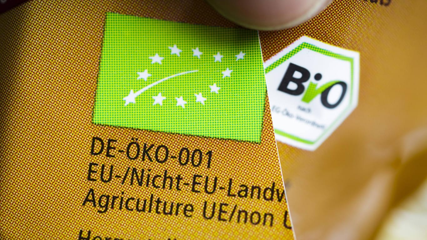 Aus ökologischem Anbau: Das Bio-Siegel der Europäischen Union (links) und das deutsche staatliche Bio-Siegel (rechts) auf einer Lebensmittelverpackung.