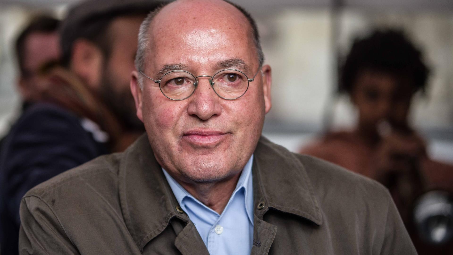 Gregor Gysi ist ein deutscher Rechtsanwalt und Politiker. Von 2005 bis 2015 war er im Deutschen Bundestag Fraktionsvorsitzender der Linksfraktion. Seit Dezember 2016 ist er Präsident der Europäischen Linken.