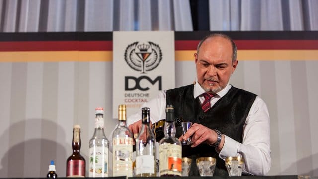 Barkeeper Torsten Spuhn überzeugte die Jury im Finale mit seiner Kreation "The Golden Pineapple". Barkeeper Torsten Spuhn überzeugte die Jury im Finale mit seiner Kreation "The Golden Pineapple".