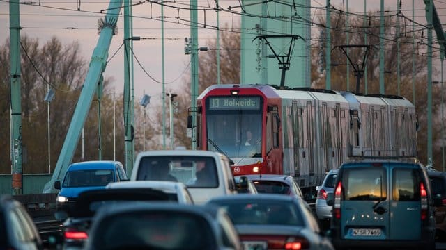 Autos und eine Straßenbahn fahren vom Clevischen Ring auf die Mülheimer Brücke (Archivfoto): An der stark frequentierte Brücke muss immer wieder gebaut werden.