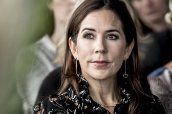 Dänemarks Kronprinzessin Mary: Zum schicken Kleid müssen es nicht immer Heels sein.